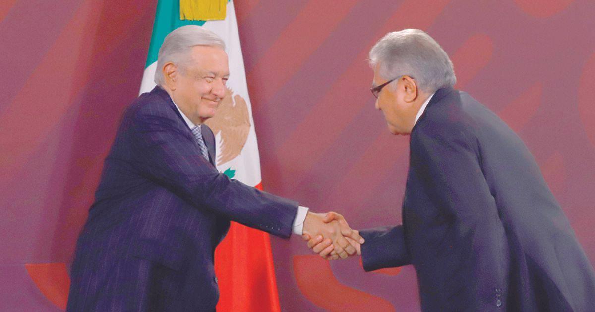 Anuncia AMLO alza salarial de 8.2% a maestros