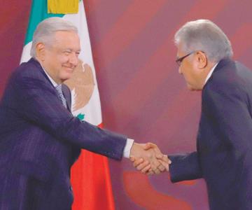 Anuncia AMLO alza salarial de 8.2% a maestros