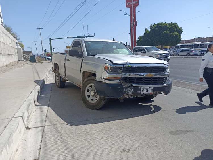 Choque al norte de Hermosillo termina con incendio en una mueblería