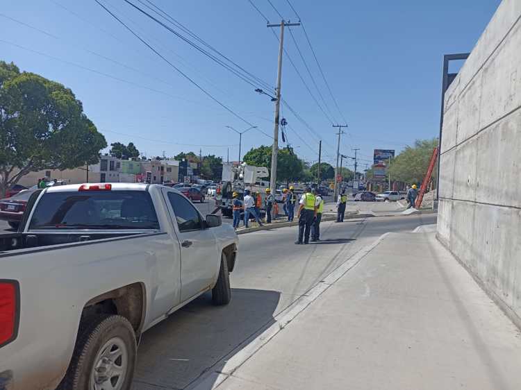 Choque al norte de Hermosillo termina con incendio en una mueblería