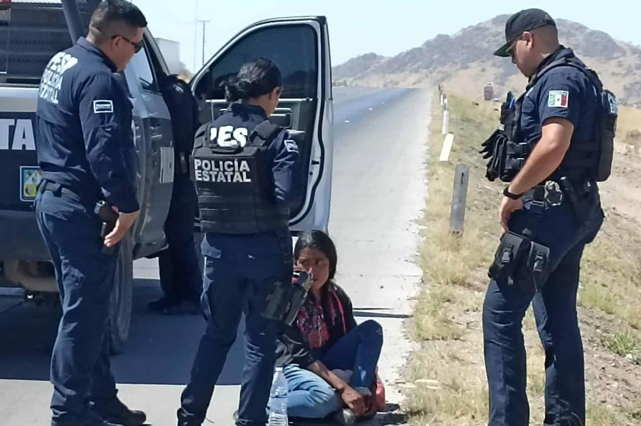 Autoridades auxilian a desorientada mujer en carretera Hermosillo-Guaymas