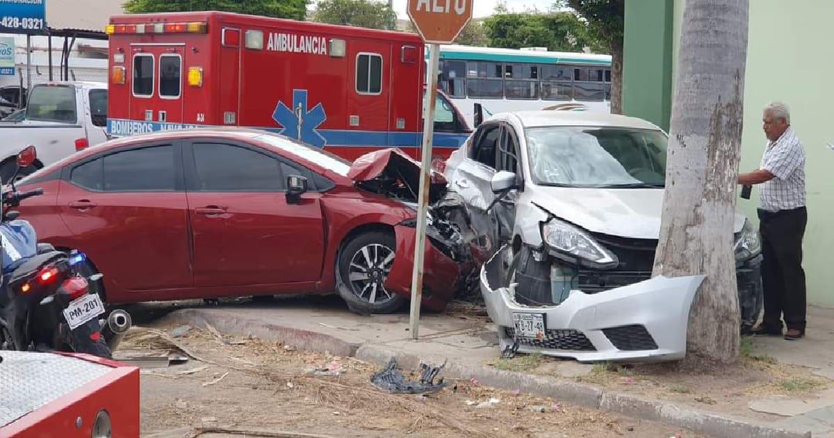 Aparatoso choque deja cuantiosos daños en Navojoa