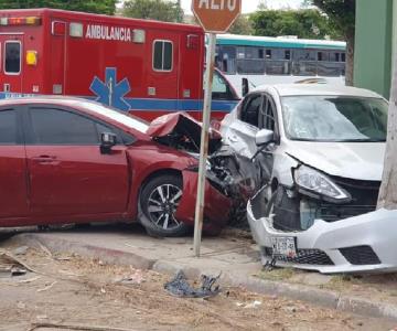 Aparatoso choque deja cuantiosos daños en Navojoa