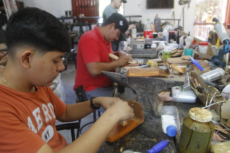 La familia Olivares ha dedicado más de 100 años a la talabartería