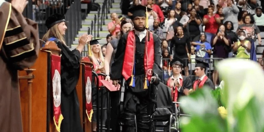 Video | Estudiante paralizado se levanta a recibir su diploma