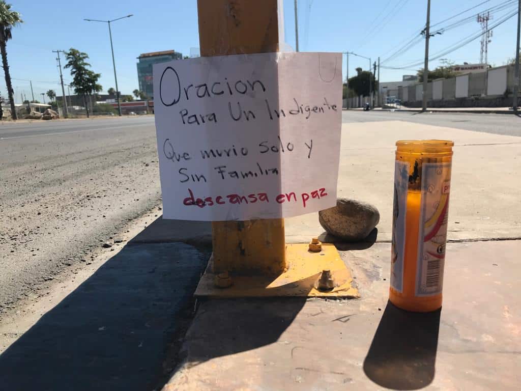 Oración para un indigente: dejan mensaje en parada de camión
