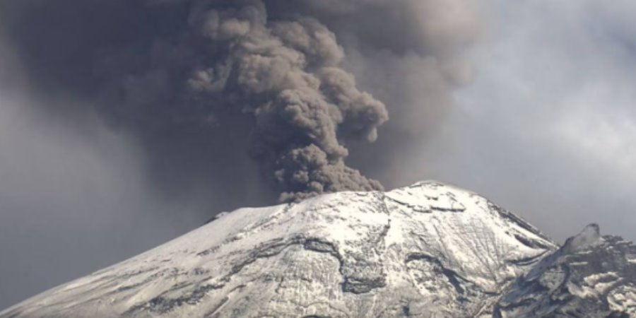 Reportan fuerte caída de ceniza volcánica en Puebla; advierten no salir