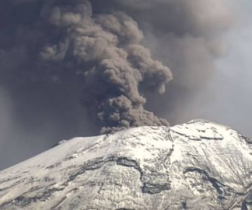 Reportan fuerte caída de ceniza volcánica en Puebla; advierten no salir