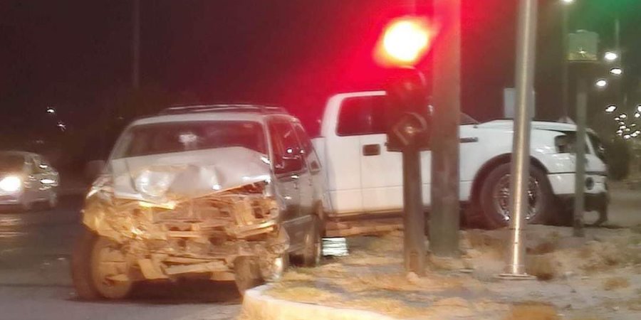 Reportan dos choques hoy por exceso de velocidad; auto termina volcado