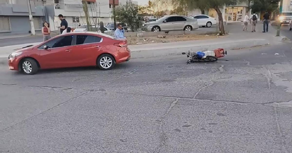 Impacto entre motocicleta y automóvil dejó un lesionado