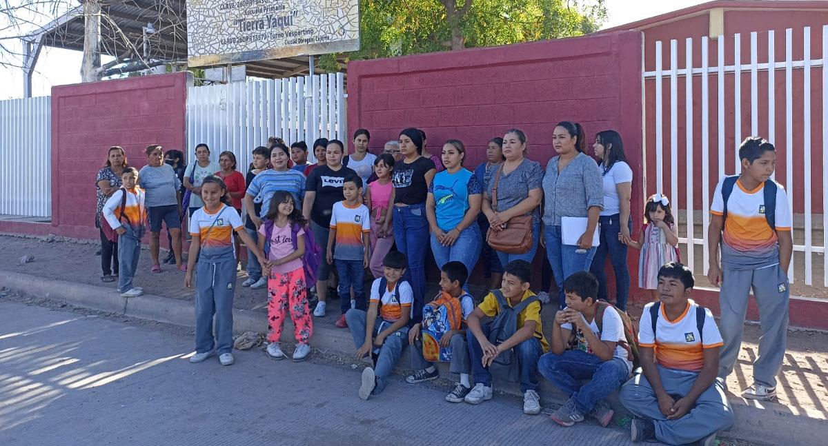 Padres de familia toman escuela en Ciudad Obregón