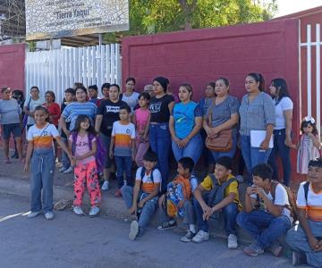 Padres de familia toman escuela en Ciudad Obregón