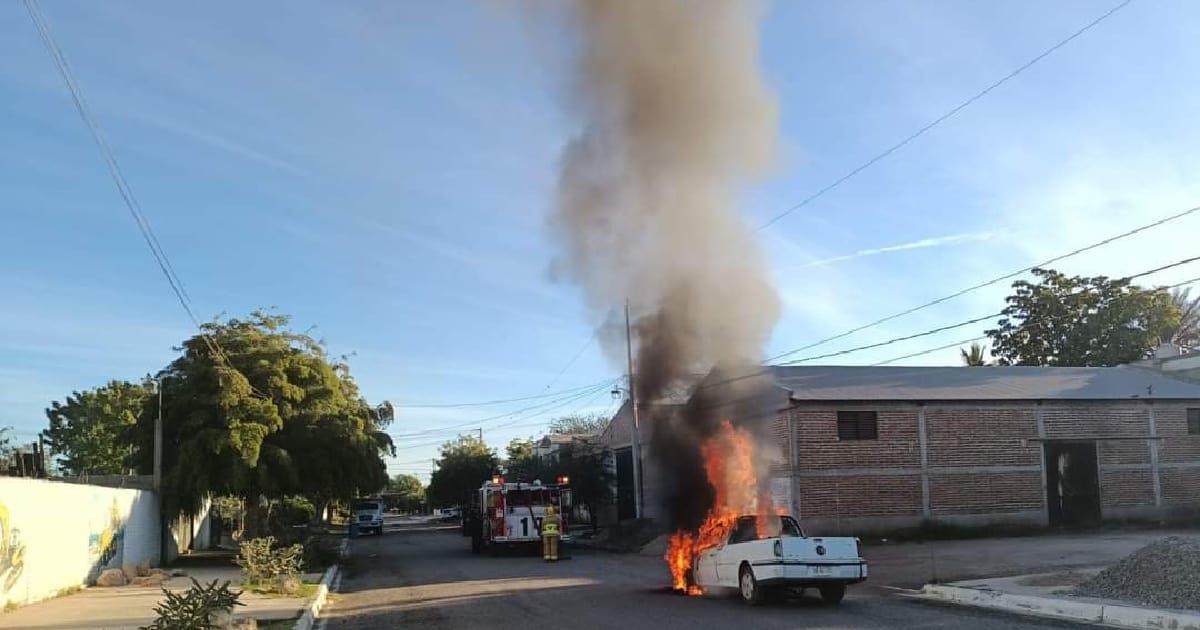 Bomberos atienden incendio de vehículo en Huatabampo