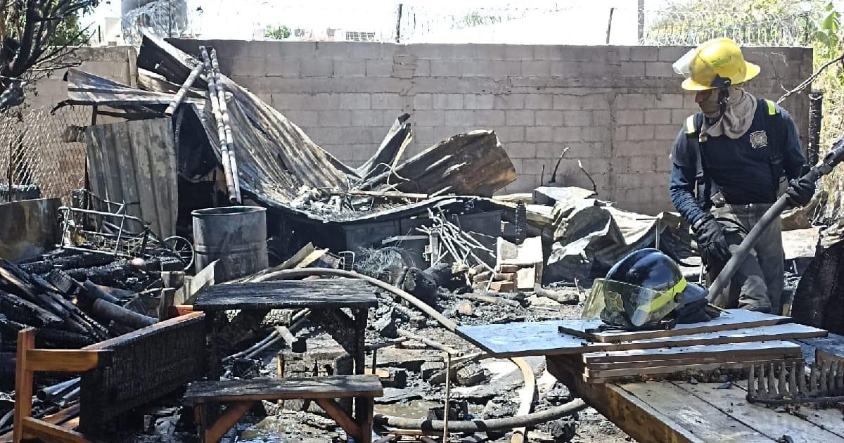 Bomberos sofocan incendio de almacén de carpintería en 4 Olivos