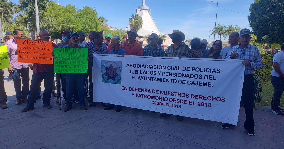 Policías jubilados marchan por falta de beneficios y prestaciones en Cajeme