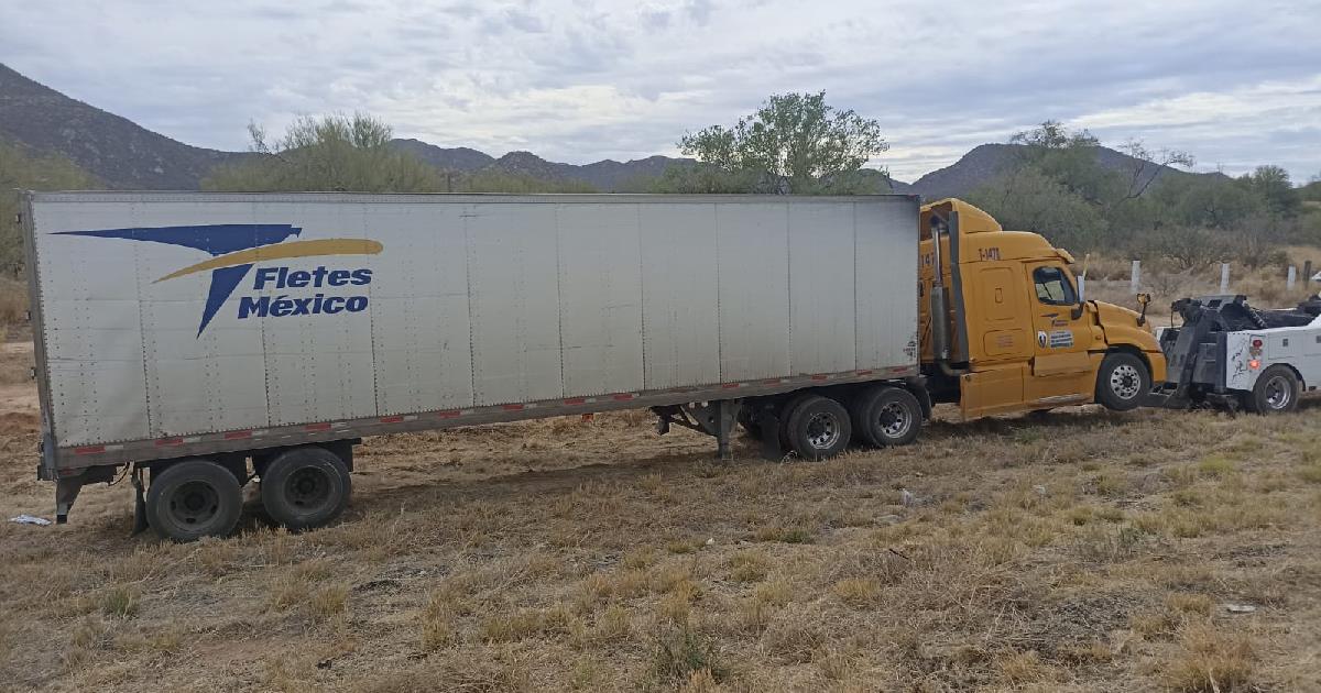 Tráiler pierde control y sale de la carretera Hermosillo-Nogales