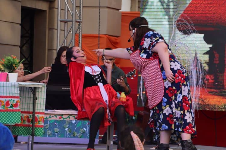 Caperucita Roja cautiva al público en Fiestas del Pitic 2023