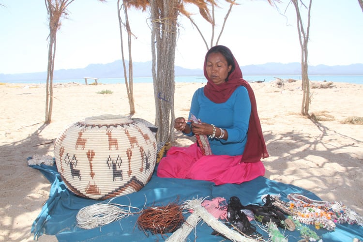 Las mujeres mantienen vivas las artesanías comcáac en Punta chueca