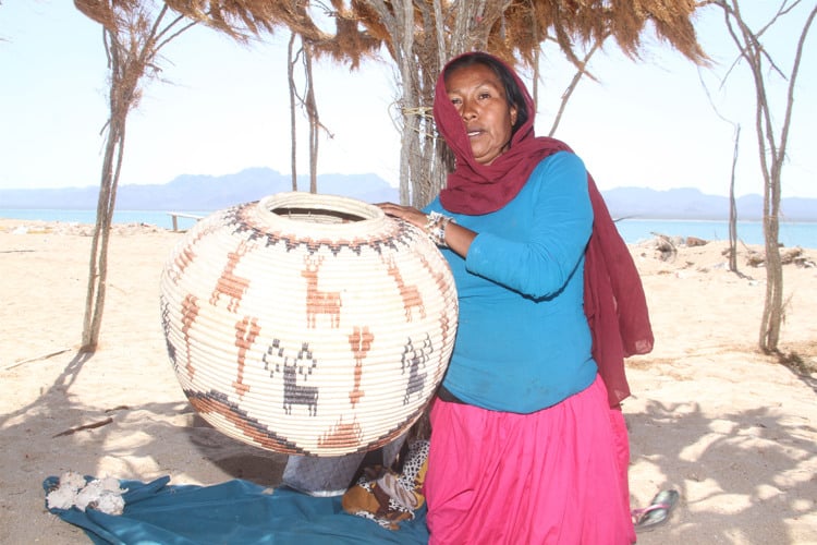 Las mujeres mantienen vivas las artesanías comcáac en Punta chueca