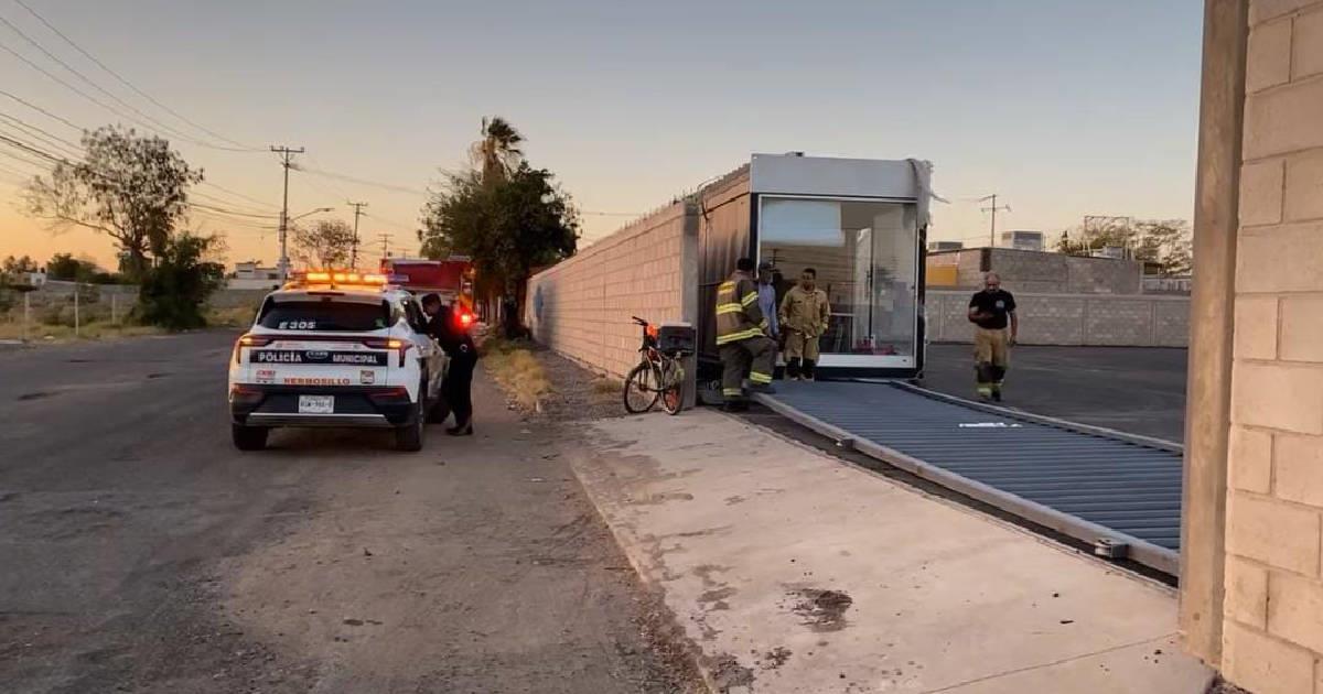 Le cae puerta automática a un hombre al surponiente de Hermosillo