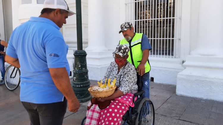 María del Rosario y su esposo piden apoyo de comunidad por su condición