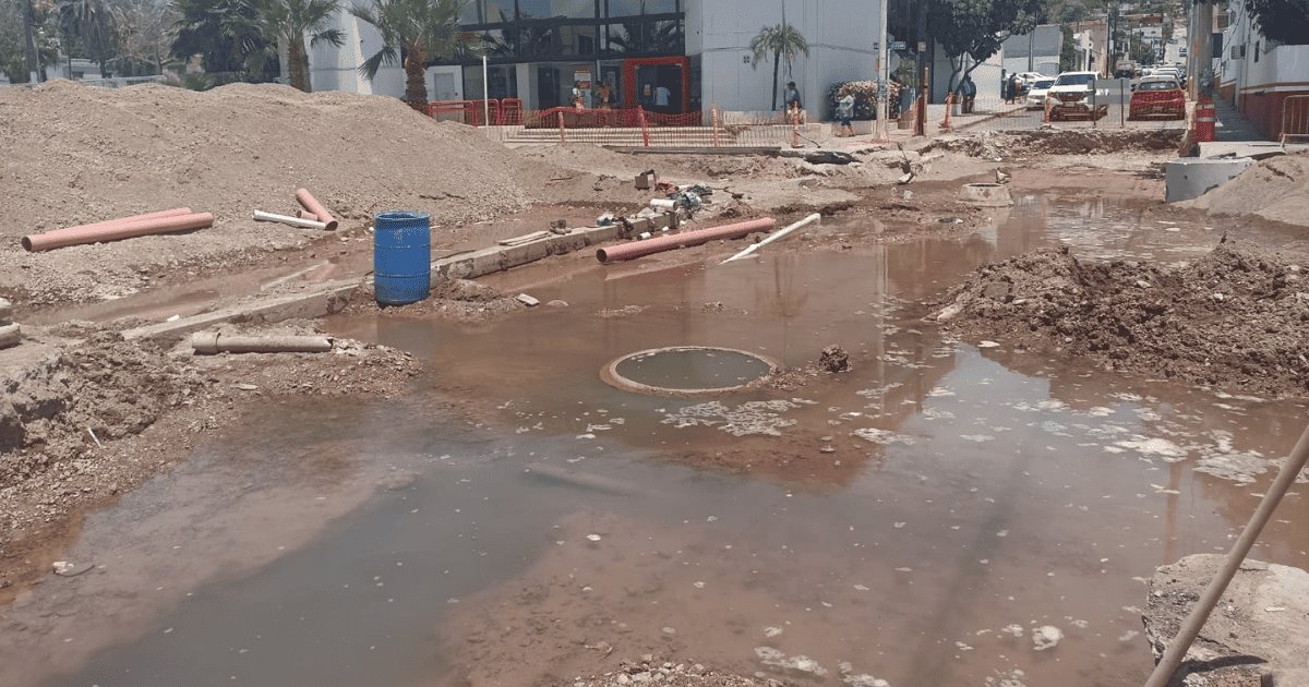 Vuelven a inundar la avenida Serdán de Guaymas; dejan sin agua a vecinos