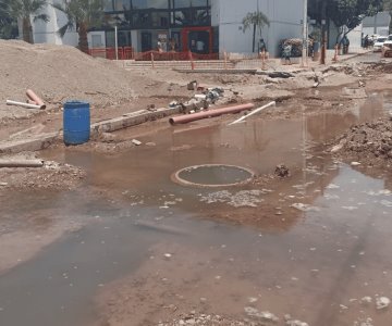 Vuelven a inundar la avenida Serdán de Guaymas; dejan sin agua a vecinos