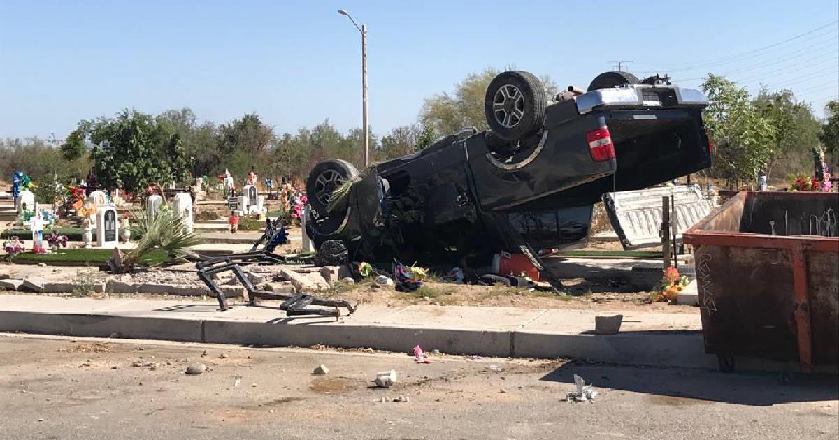 Camioneta termina volcada en Panteón Municipal Norte; Daña tres tumbas