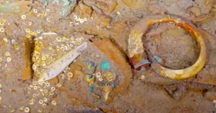 Encuentran un collar de oro y un diente de megalodón en restos del Titanic