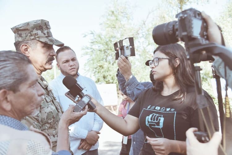 Ana Camargo, corresponsal de Expreso, recibe medalla al Mérito Periodístico