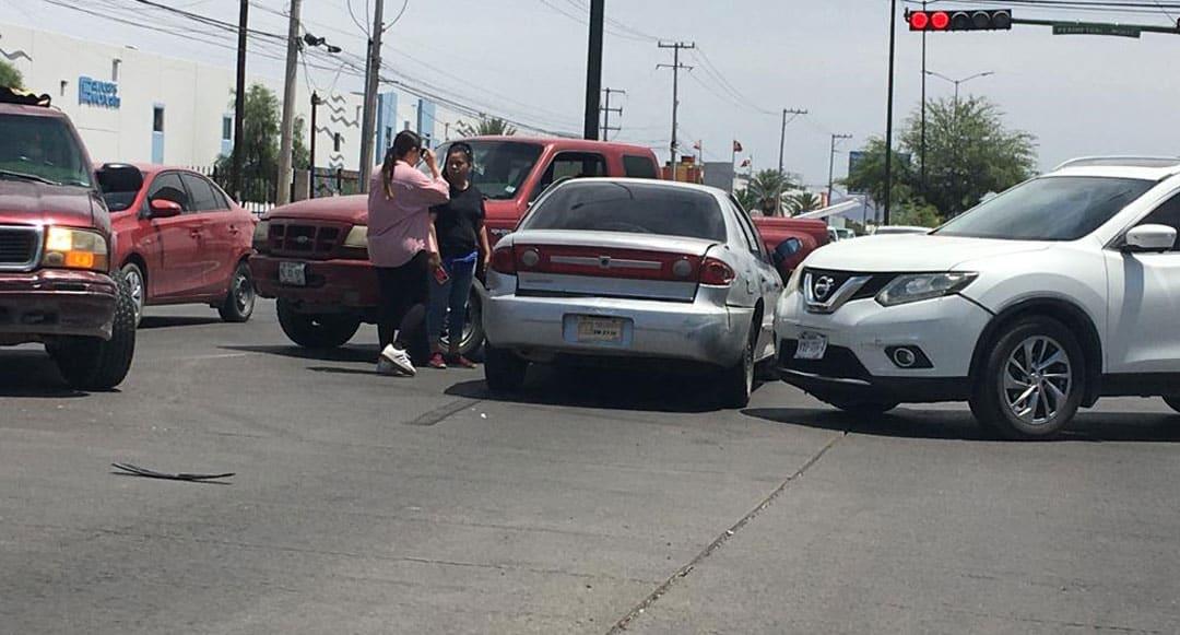 Provoca aparatoso choque por pasarse el semáforo