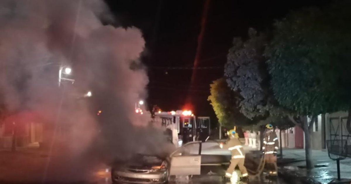 Auto se incendia por cortocircuito