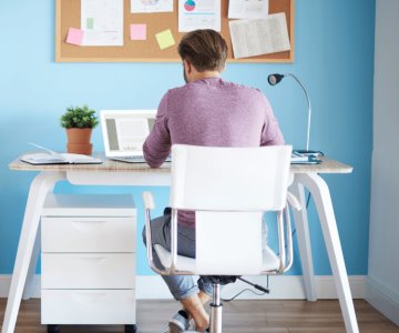 Patrón debe pagar desde el internet hasta tu silla si realizas home office