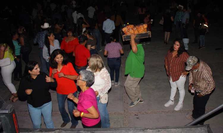 Los Remolinos y Tropical del Bravo ponen ambiente en Poblado Miguel Alemán