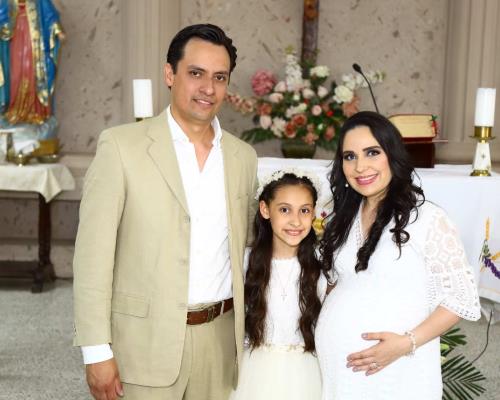 Camila Alejandra recibe el sacramento de la Eucaristía