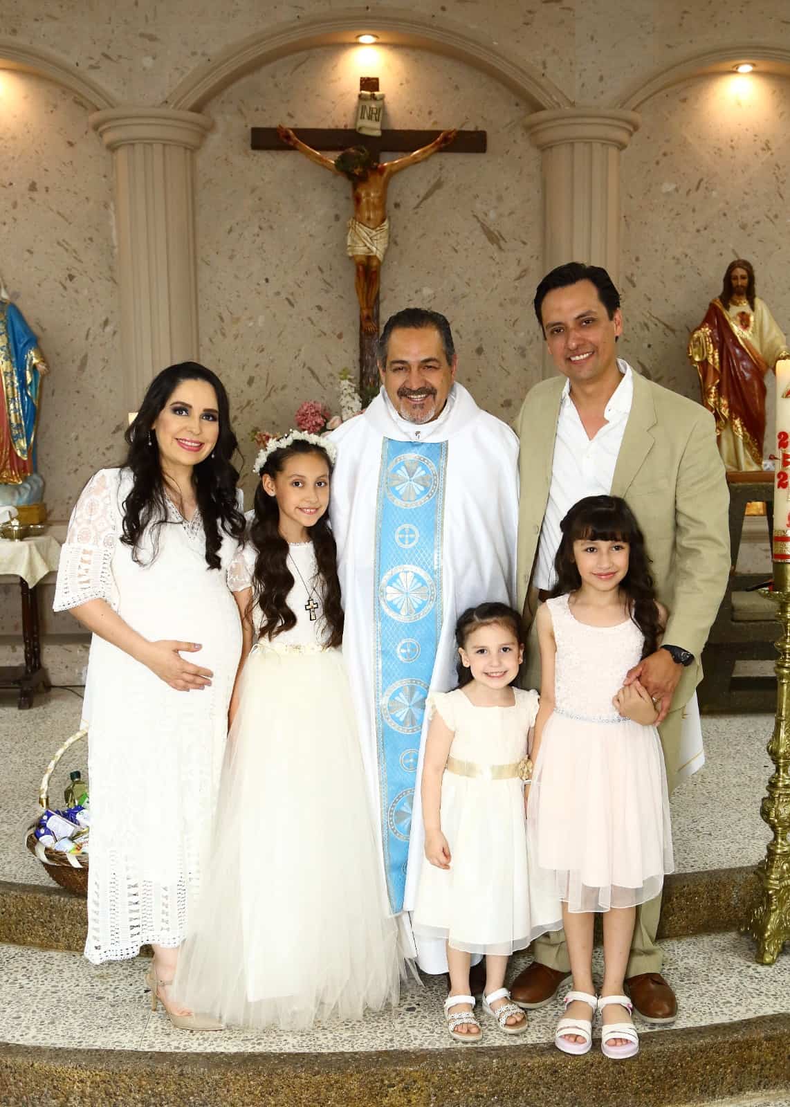 Camila Alejandra recibe el sacramento de la Eucaristía