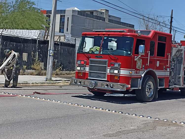 Incendio consume 8 vehículos en la colonia Olivares