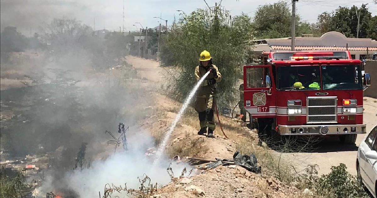 Equipo de Bomberos de Hermosillo combate incendios de maleza en cerros