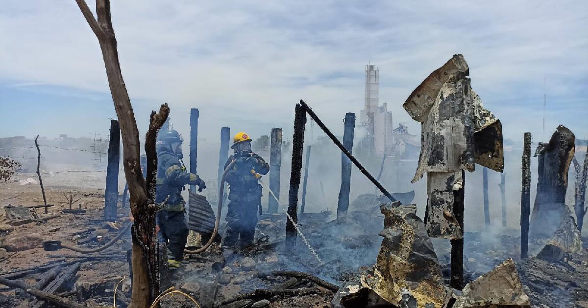 Voraz incendio consume casa de material en colonia Juárez de Navojoa