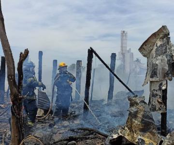 Voraz incendio consume casa de material en colonia Juárez de Navojoa
