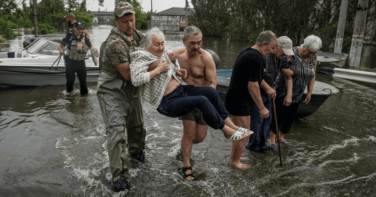 Van 17 muertos por las inundaciones tras la destrucción de la presa Kajovka