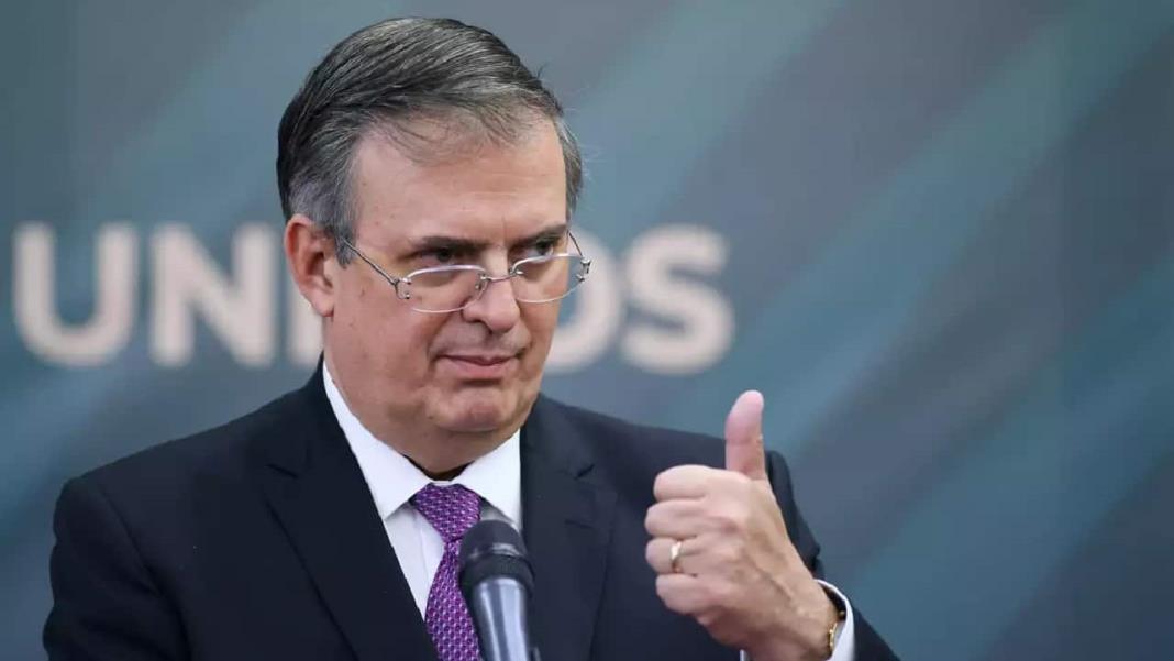 Marcelo Ebrard seguirá en Morena