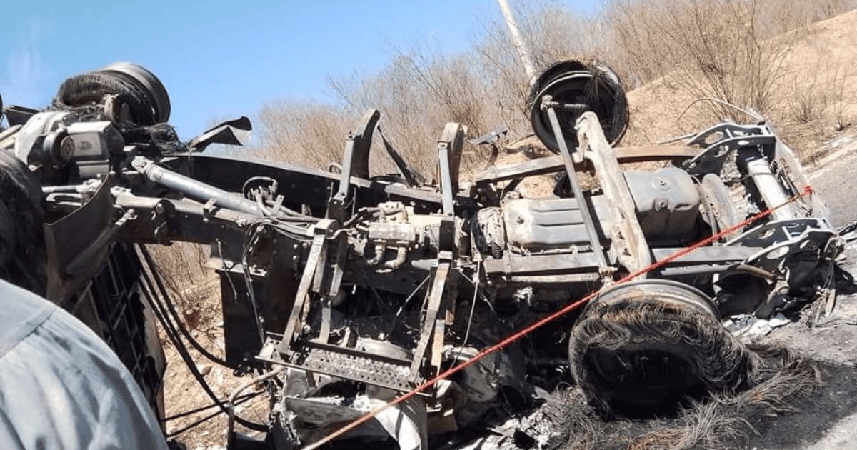 Volcadura e incendio de tráiler deja sin vida a joven en carretera