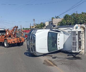 Camión termina volcado por falla en los frenos en colonia Las Torres
