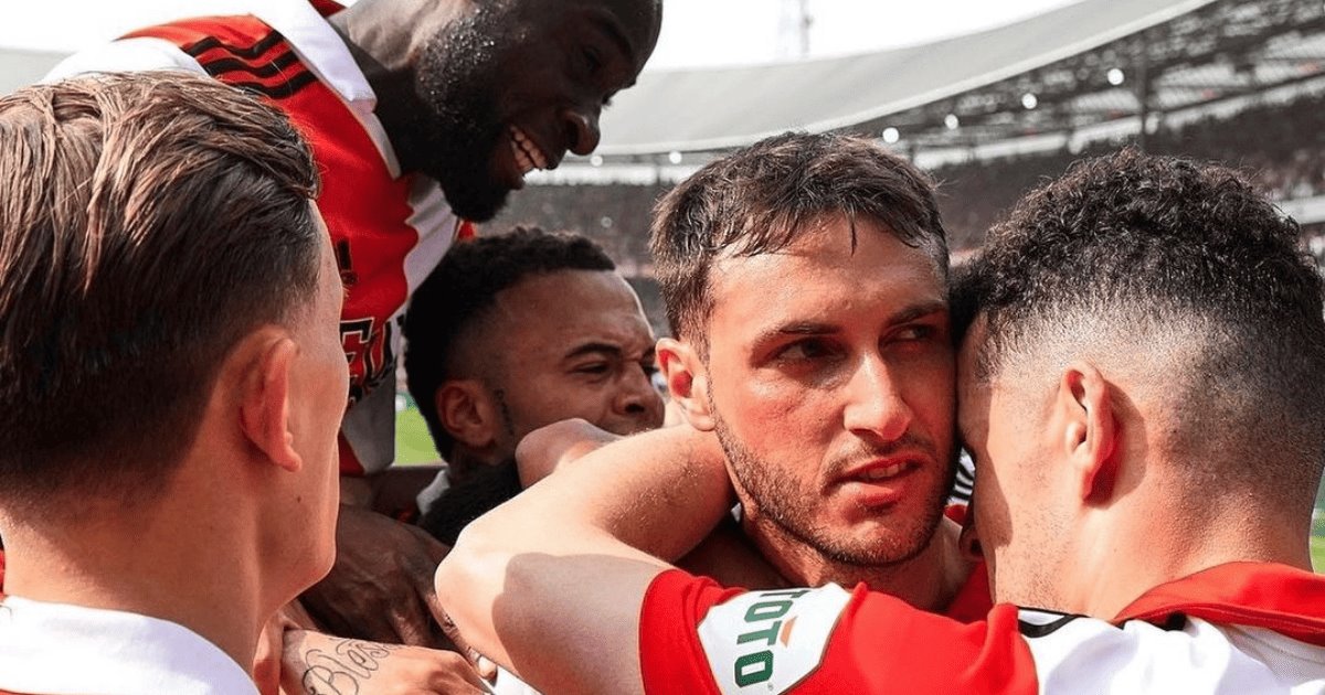 Santi Giménez cosecha otro logro con el Feyenoord; mejor jugador del club