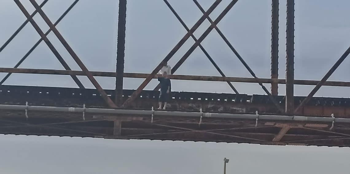 Rescatan a hombre del puente del vertedor de la presa