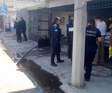Bomberos sofocan conato de incendio en automóvil en colonia 5 de mayo