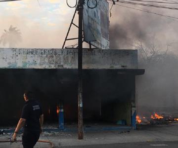 Bomberos sofocan incendio de casa abandonada en colonia Olivares