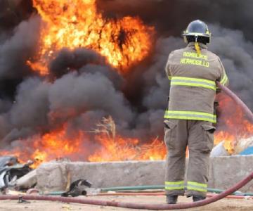 Registran fuerte incendio en antiguo yunque al sur de Hermosillo