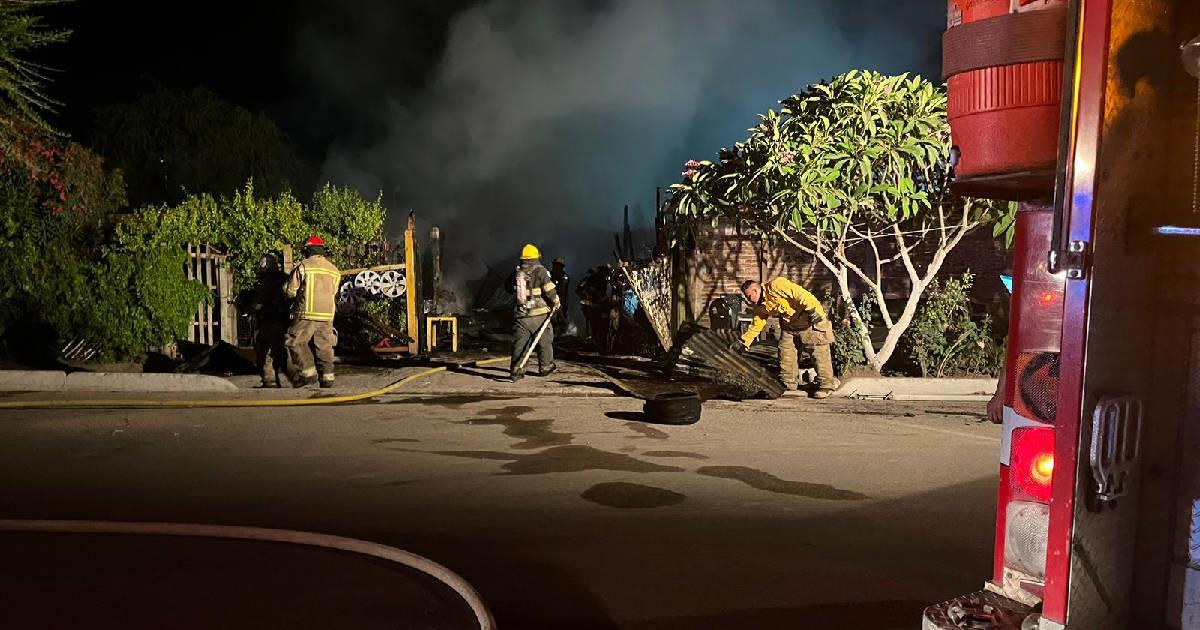 Fuerte incendio en llantera consume casa de lámina en Navojoa